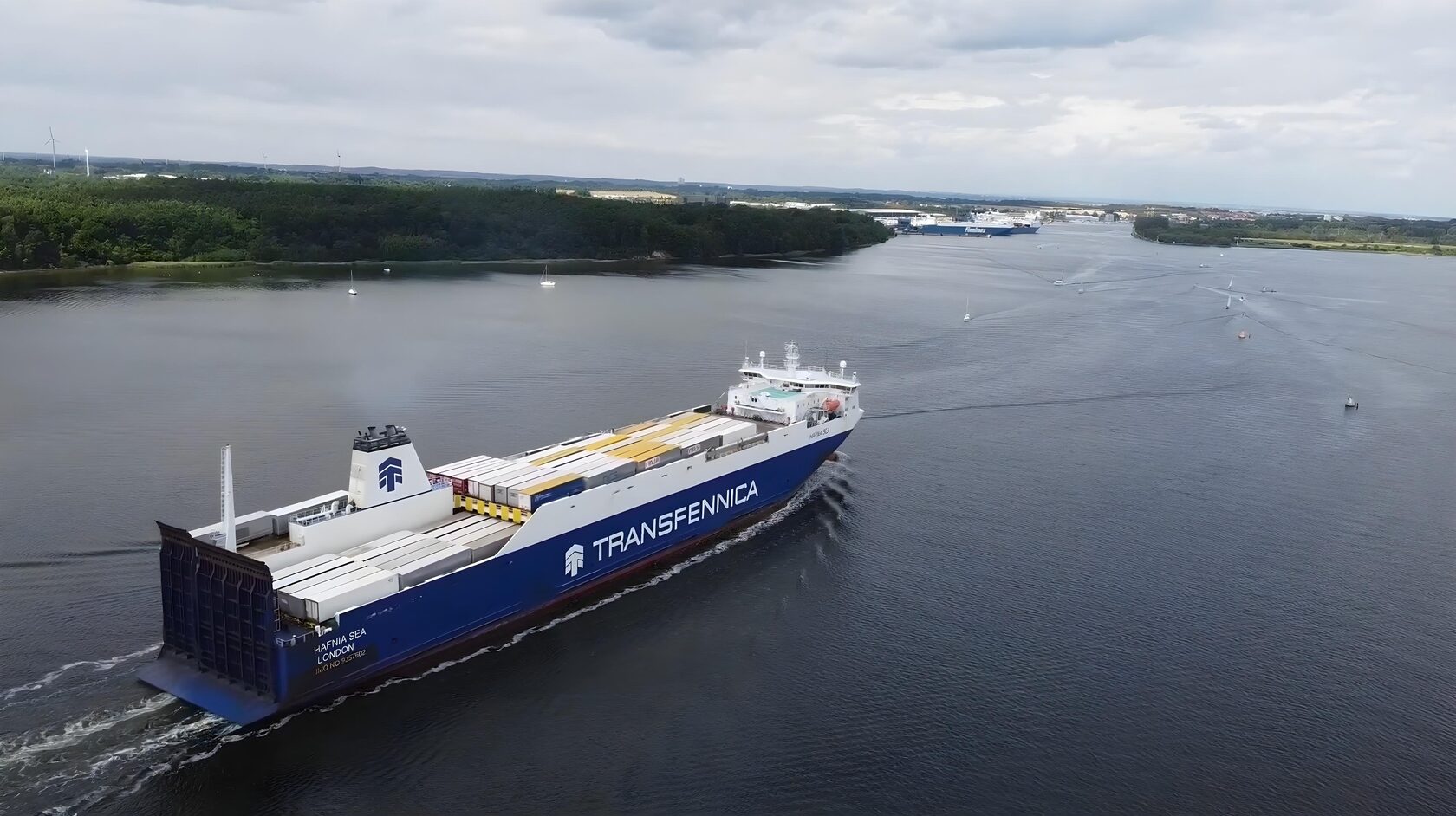 Сухогруз типа Ro-Ro перевозит автомобили в порт России по морю